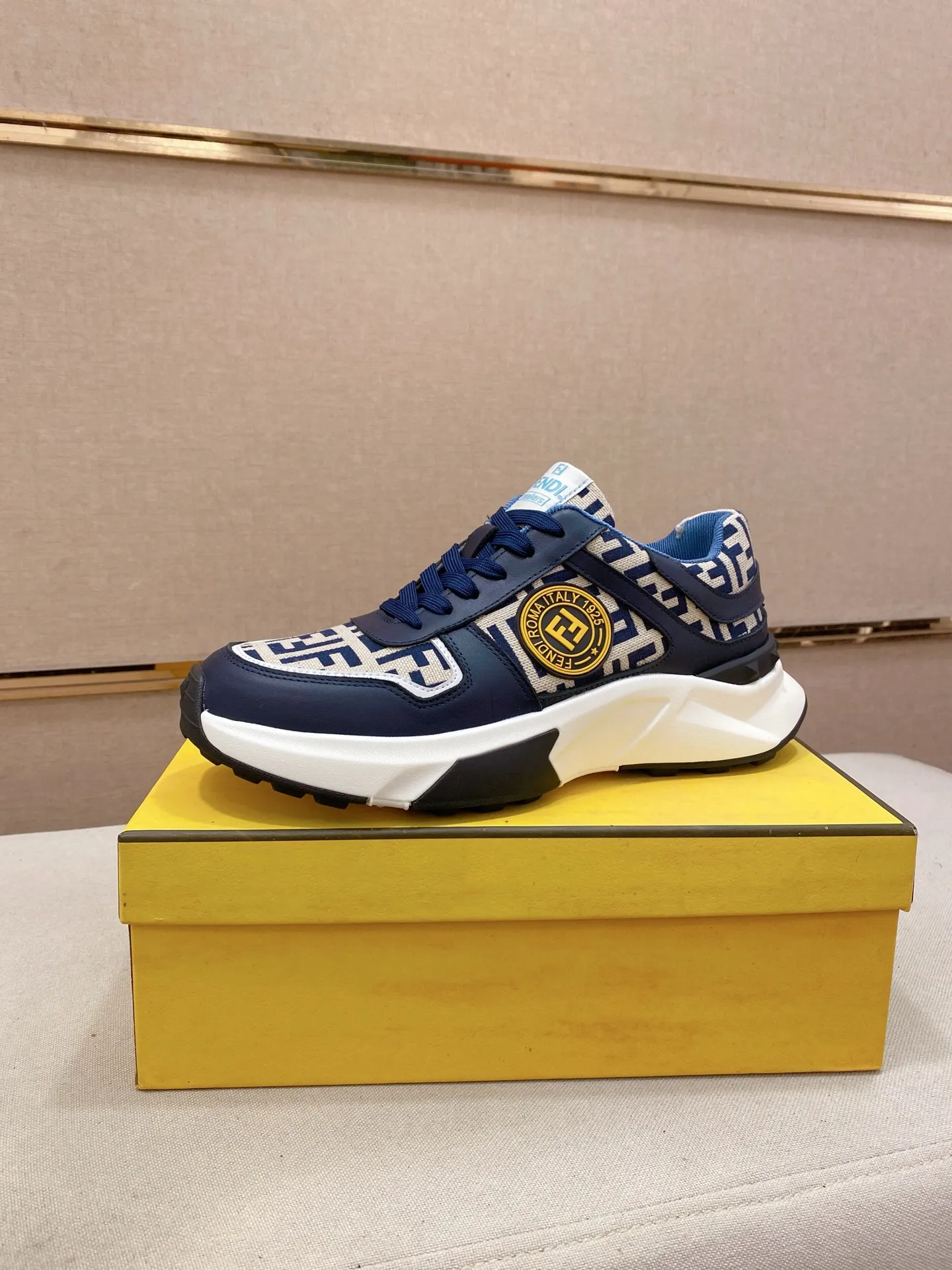 Men's shoes 💰 462💰 (fendi) New style 👊🏻 upper 🇮🇹 imported cowhide fabric 🇩🇪 lining imported sheepskin lining. The original outsole is molded to highlight the identity of every man, and the upper foot is elegant and stable🚶🏻🚶🏻The high-end custom counters reproduce the original version📯No matter the wind or rain, the shoe last remains unchanged and can withstand the verification of time🔍️,🔵 Size: 38-44